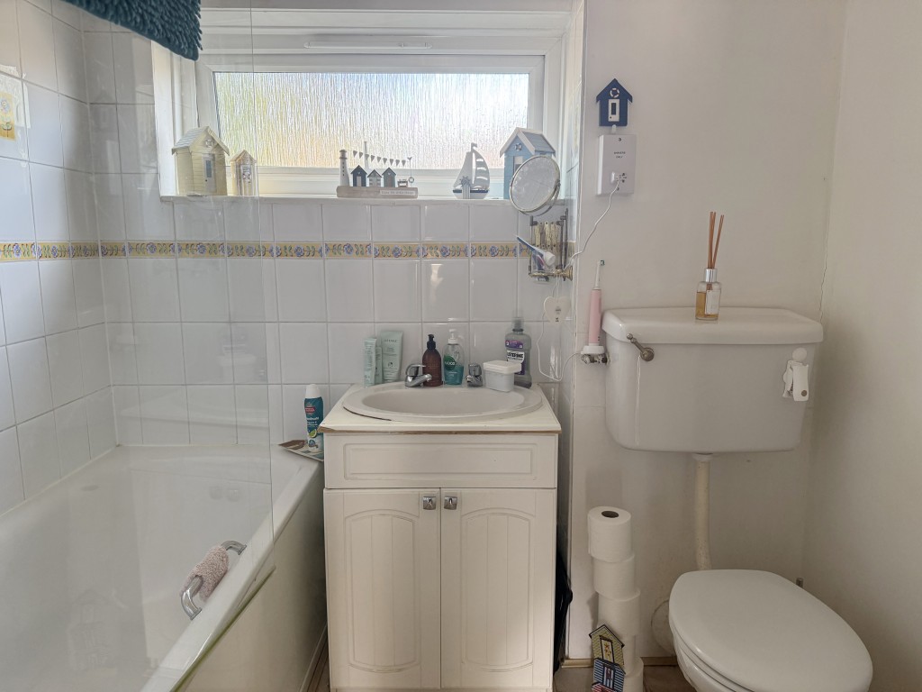 Lot: 206 - GROUND FLOOR FLAT WITH LONG LEASE - Ground floor bathroom with WC